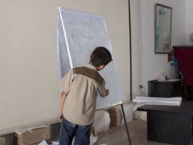 Niños sirios dibujan tanques_web